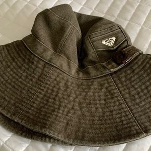 Roxy brim hat. NWT.